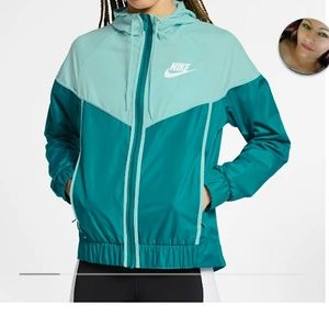 Nike women's windbreaker jacket